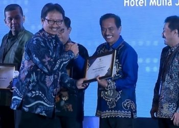 Irjen Kominfo Dr Arief Tri Hardiyanto Serahkan Penghargaan Kepada Pemerintah Kabupaten Banjar
