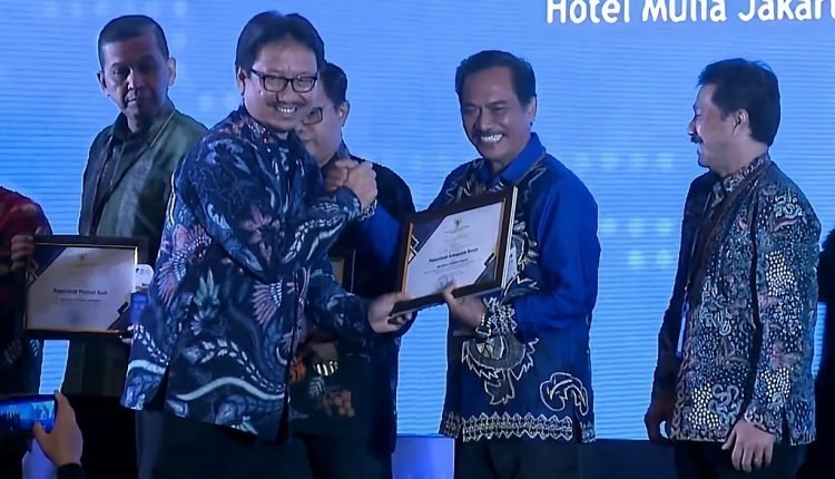 Irjen Kominfo Dr Arief Tri Hardiyanto Serahkan Penghargaan Kepada Pemerintah Kabupaten Banjar