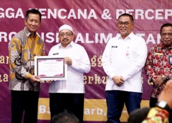 ADPIN BKKBN RI Sukaryo Teguh Santoso Serahkan Penghargaan Kepada Kabupaten Banjar