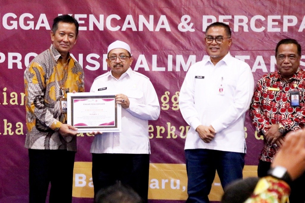ADPIN BKKBN RI Sukaryo Teguh Santoso Serahkan Penghargaan Kepada Kabupaten Banjar