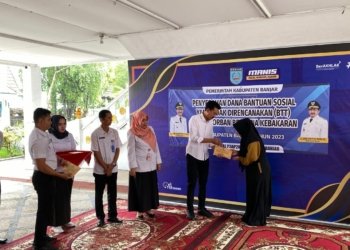 Bupati Kabupaten Banjar Serahkan Bantuan Untuk Korban Kebakaran