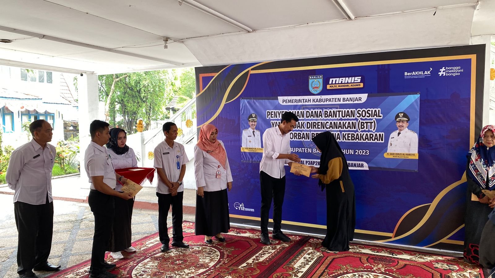 Bupati Kabupaten Banjar Serahkan Bantuan Untuk Korban Kebakaran