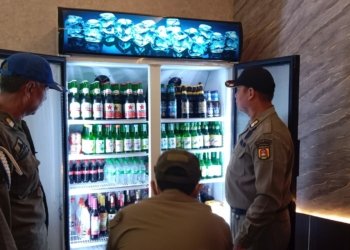 Ratusan Botol Miras Bermerk Diamankan Satpol PP Banjarbaru