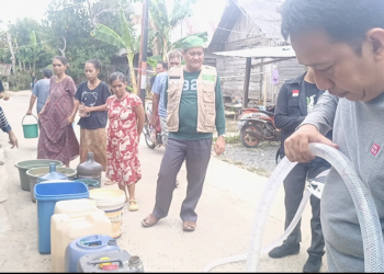 Ketua Tanfidziah PCNU Kabupaten Banjar Langsung Pantau Distribusi Air Bersih Kepada Warga