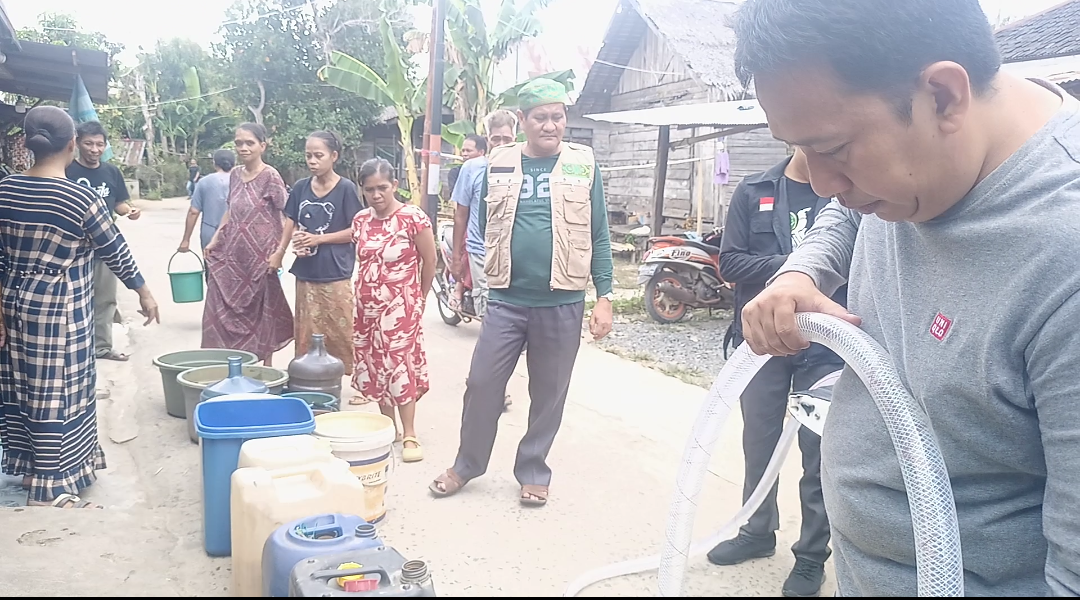 Ketua Tanfidziah PCNU Kabupaten Banjar Langsung Pantau Distribusi Air Bersih Kepada Warga