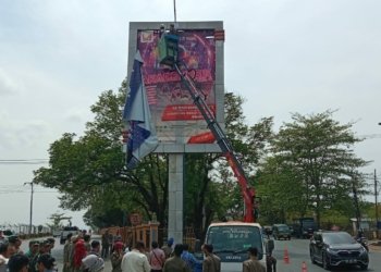 Satpol PP Banjarbaru Turunkan Baliho Tidak Bayar Pajak