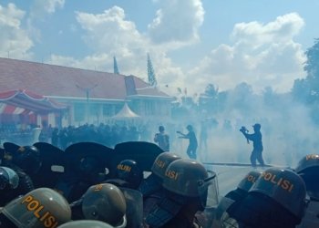 Antara Polisi, Asap dan Baku Dorong di Depan Balai Kota Banjarbaru