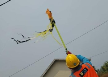 Angin Berhembus Kencang, Layangan Mulai Terbang, Awas Kena Kabel Listrik PLN Bertegangan