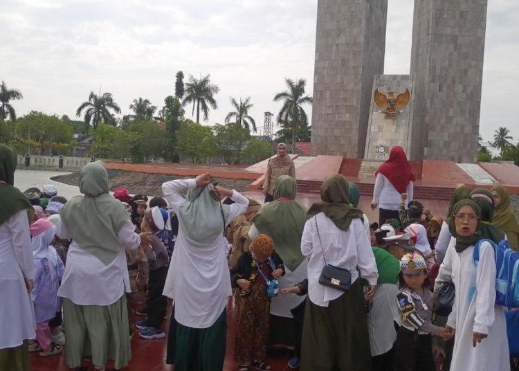 Anak Anak PAUD Adzkia Ziarah Dan Tabur Bunga Ke Makam Pahlawan Kencana Banjarbaru