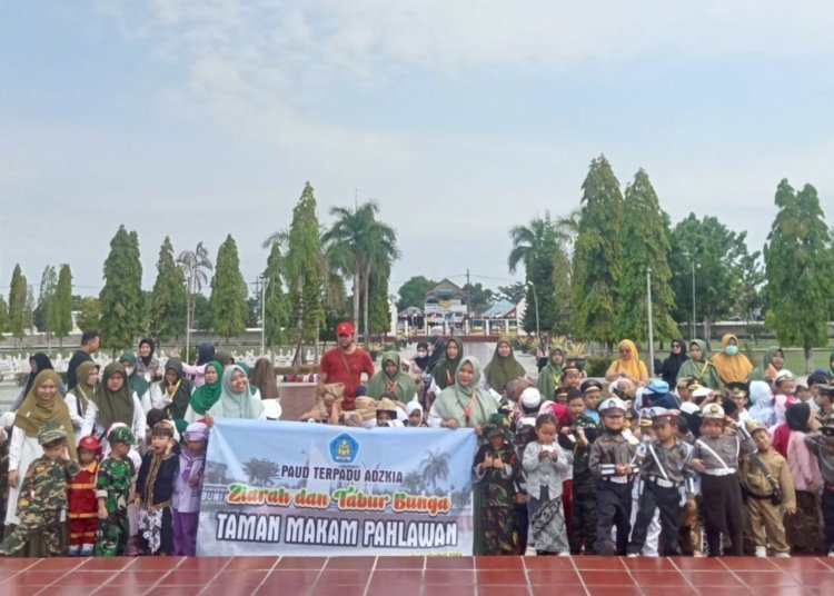 Anak Anak PAUD Adzkia Ziarah Dan Tabur Bunga Ke Makam Pahlawan Kencana Banjarbaru