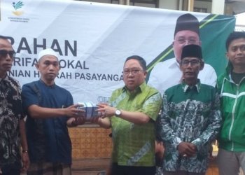 Lestarikan Sinoman Hadrah, Syaifullah Tamliha Serahkan Dana Ke Desa Pesayangan Barat