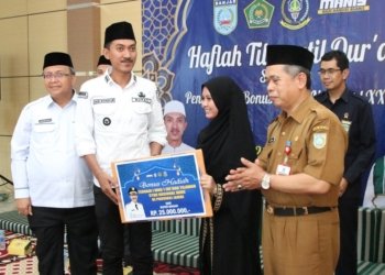 Bupati Kabupaten Banjar Serahkan Bonus Kepada Pemenang MTQ