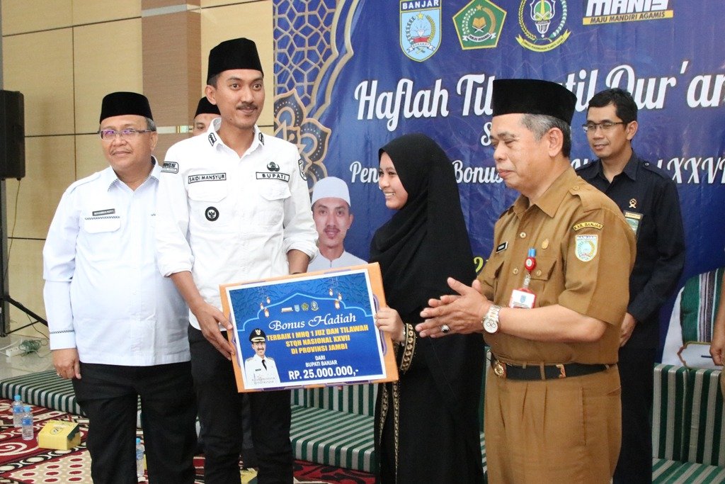 Bupati Kabupaten Banjar Serahkan Bonus Kepada Pemenang MTQ