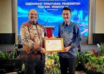 Bupati Kabupaten Banjar Terima Sertifikat Maturitas Pelayanan Perkotaan
