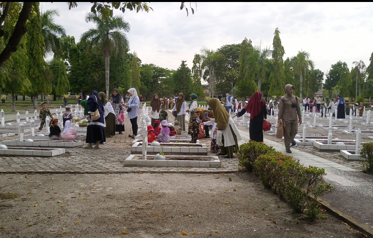 Anak Anak PAUD Adzkia Ziarah Dan Tabur Bunga Ke Makam Pahlawan Kencana Banjarbaru
