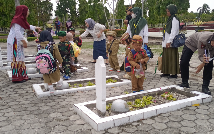 Anak Anak PAUD Adzkia Ziarah Dan Tabur Bunga Ke Makam Pahlawan Kencana Banjarbaru