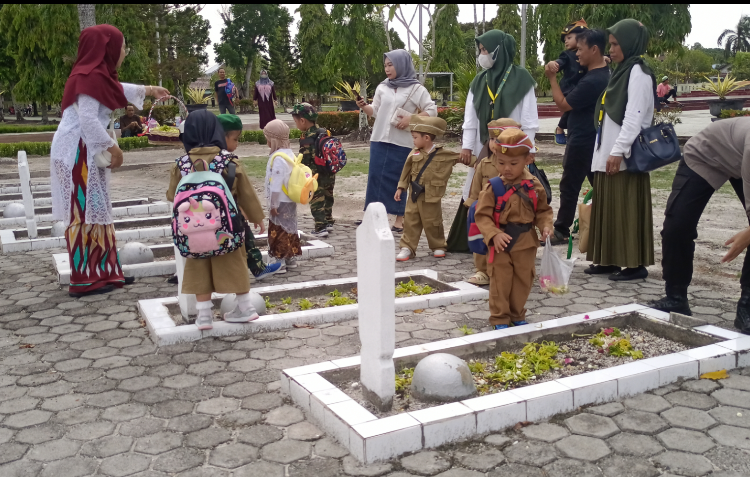 Anak Anak PAUD Adzkia Ziarah Dan Tabur Bunga Ke Makam Pahlawan Kencana Banjarbaru