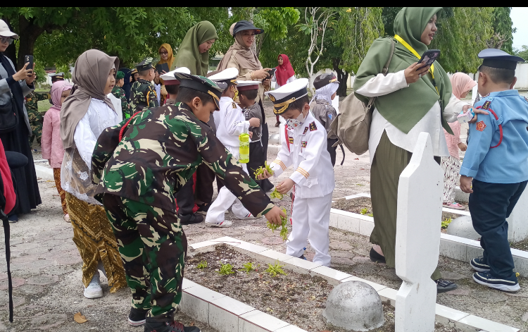 Anak Anak PAUD Adzkia Ziarah Dan Tabur Bunga Ke Makam Pahlawan Kencana Banjarbaru