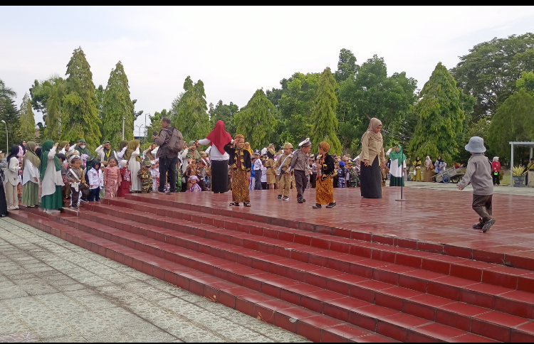 Anak Anak PAUD Adzkia Ziarah Dan Tabur Bunga Ke Makam Pahlawan Kencana Banjarbaru