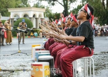 Penampil Parade Senja Kian Kreatif, Manfaatkan Ember Bekas Cat