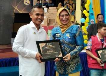 Kadis PUPR Kotabaru berikan piagam penghargaan kepada PWI Kotabaru.