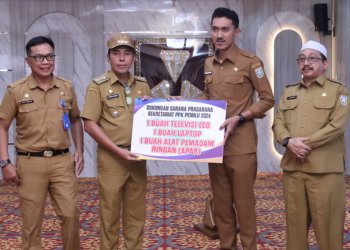 Bupati Kabupaten Banjar Serahkan Sertifikat Proklim Dan Serahkan Peralatan Untuk Posko Pemilu