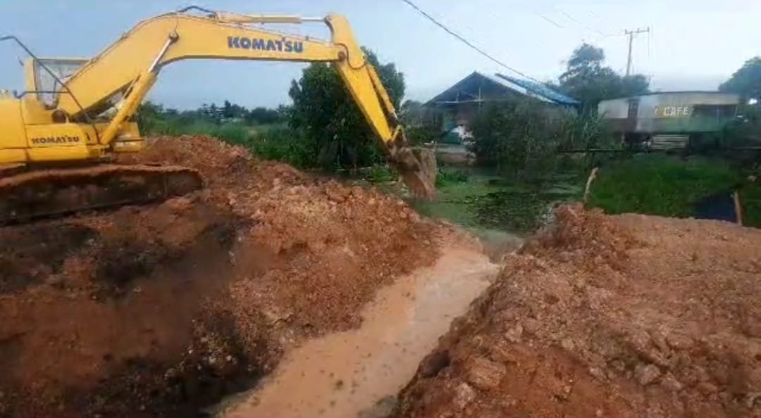 Aliran Sungai Rawa di Guntung Damar Sudah Mengalir, Urugan Tanah Dibongkar Kontraktor