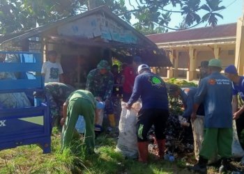 Koramil Bersama Warga Bersihkan Lingkungan Lingkungan Makam Datu Kalampaian