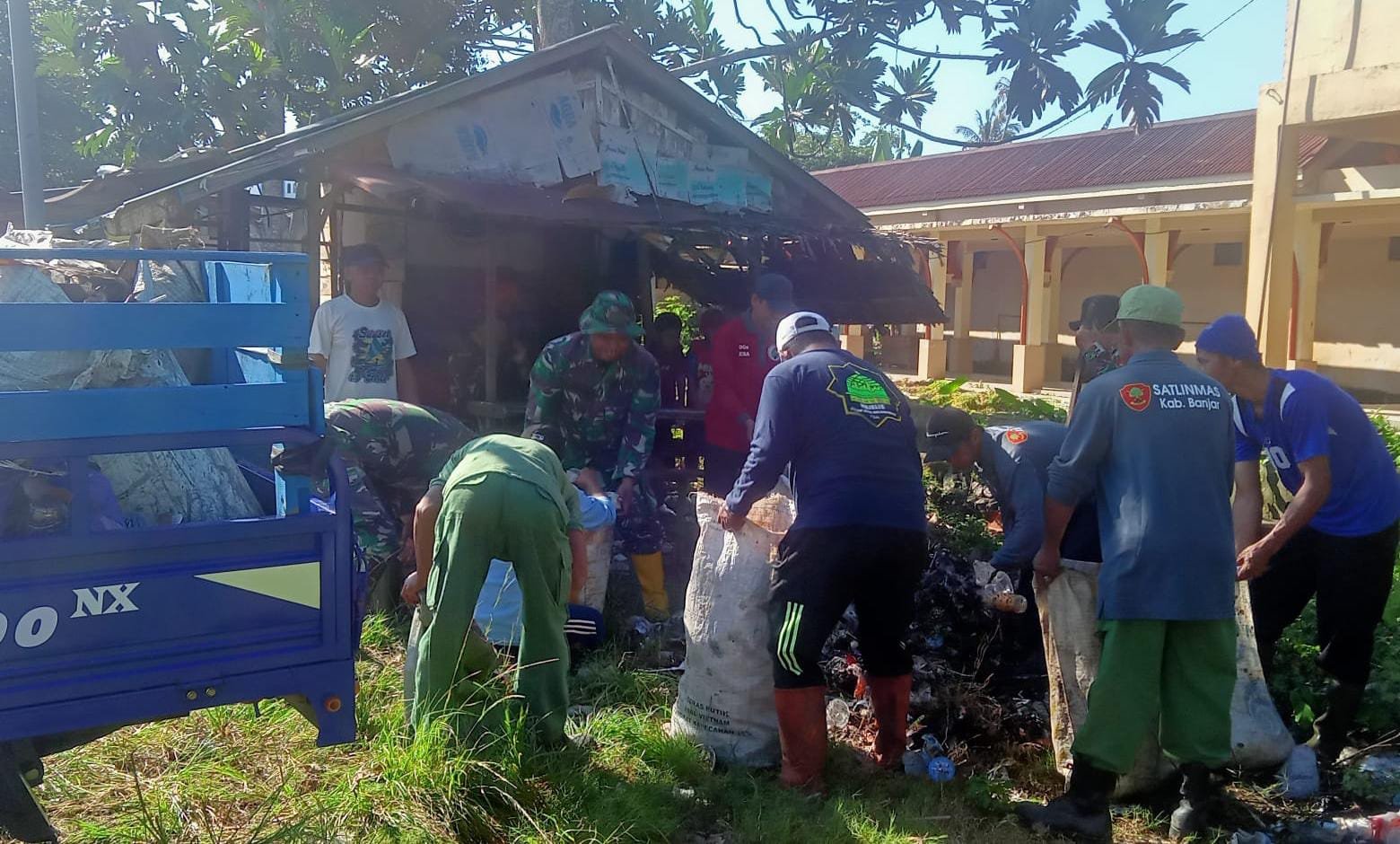 Koramil Bersama Warga Bersihkan Lingkungan Lingkungan Makam Datu Kalampaian
