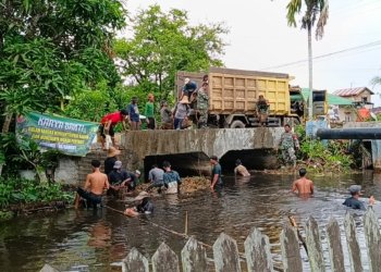 Hujan Dengan Intensitas Tinggi, Koramil Gambut Terus Lakukan Pembersihan Sungai