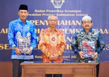 Wakil DPRD Dan Wakil Bupati Kabupaten Banjar Menerima LHP PDTT Dari BPK Perwakilan Kalsel