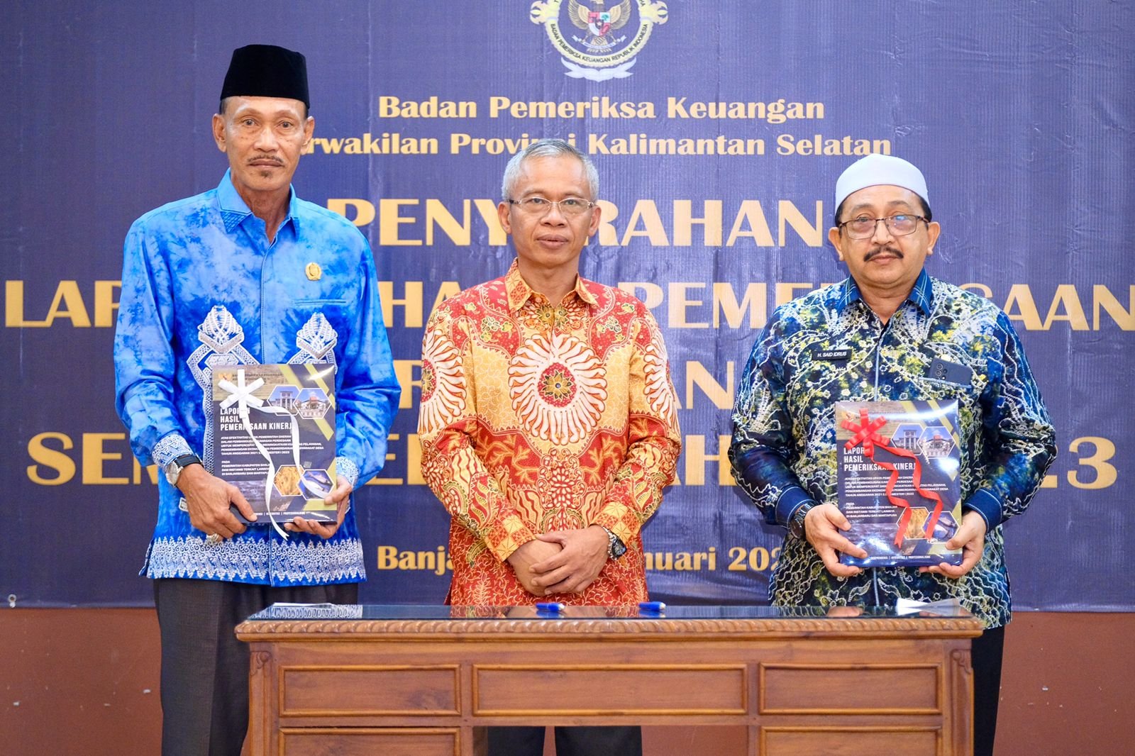 Wakil DPRD Dan Wakil Bupati Kabupaten Banjar Menerima LHP PDTT Dari BPK Perwakilan Kalsel