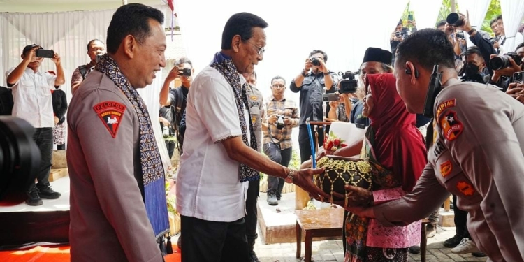 Kapolri Resmikan Bangunan Sumur Bor Polri Presisi