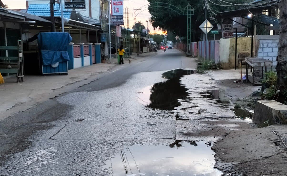 Warga Keluhkan Limbah, Walau Hari Minggu, Kepala Lapas Perempuan Martapura Temui Warga