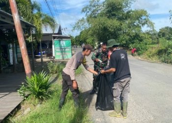 Berantas Sarang Nyamuk, Babinsa Bersama Tim Kesehatan Dan Aparat Desa Keliling Desa Pungut Sampah