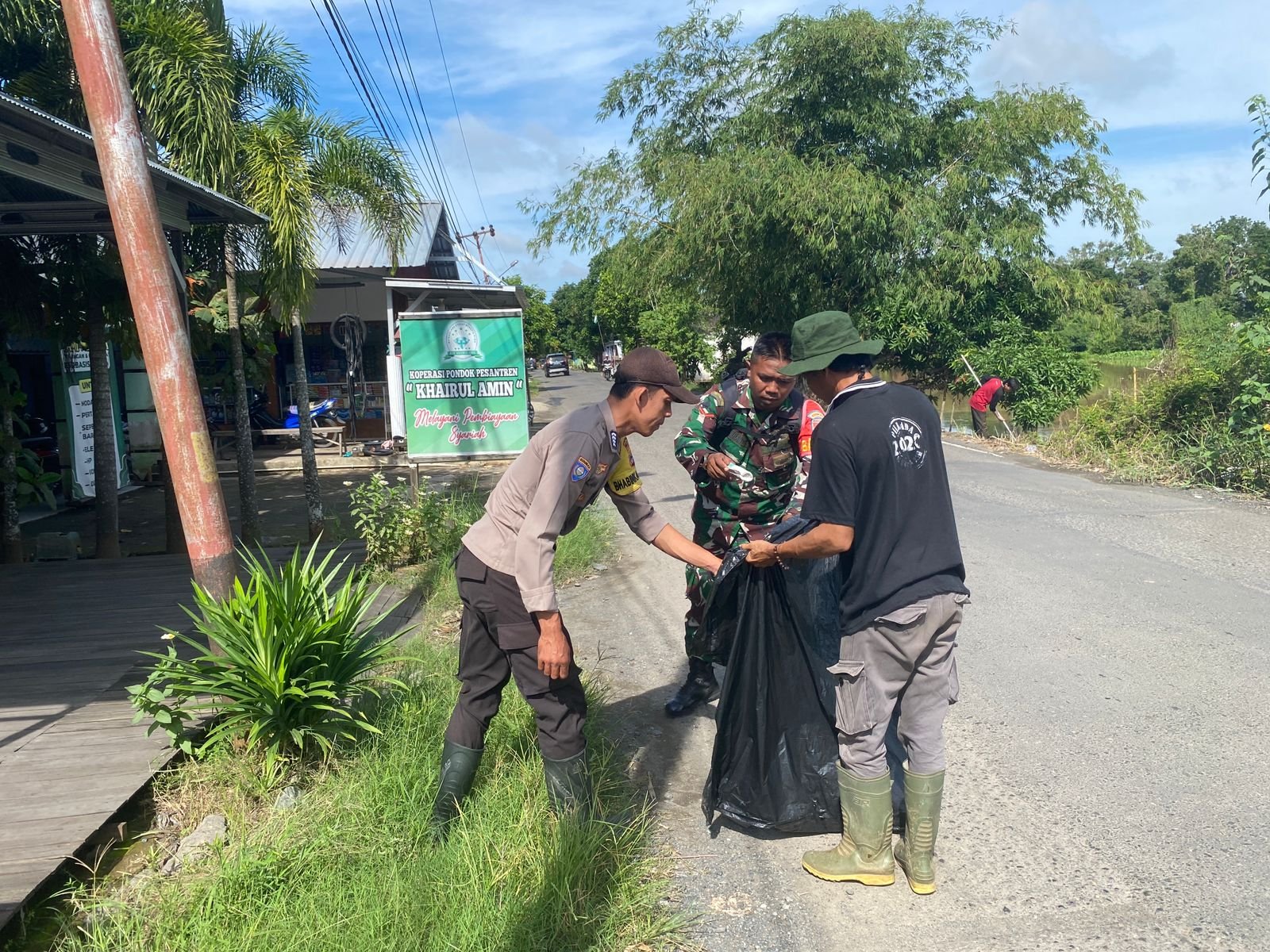 Berantas Sarang Nyamuk, Babinsa Bersama Tim Kesehatan Dan Aparat Desa Keliling Desa Pungut Sampah