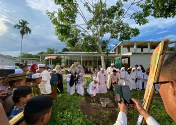 Guru Tungkal Meletakkan Batu Pertama Pembangunan Masjid Sunan Cendana Pondok RMA Banjarbaru