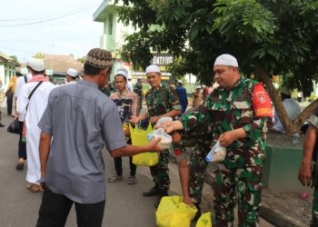 Kodim 1006/Banjar Bagikan Ribuan Nasi Bungkus Gratis Jamaah Haul Sekumpul