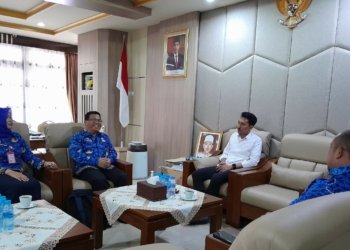 Bupati Didampingi Kepala Dinas Pendidikan Kabupaten Banjar Terima Kunjungan Kepala Sekolah SMAN 1 Martapura
