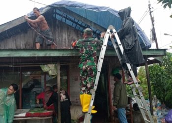 Atap Rumah Milik Muhammad Yusuf Diterjang Angin, Untuk Sementara Ditutup Dengan Terpal
