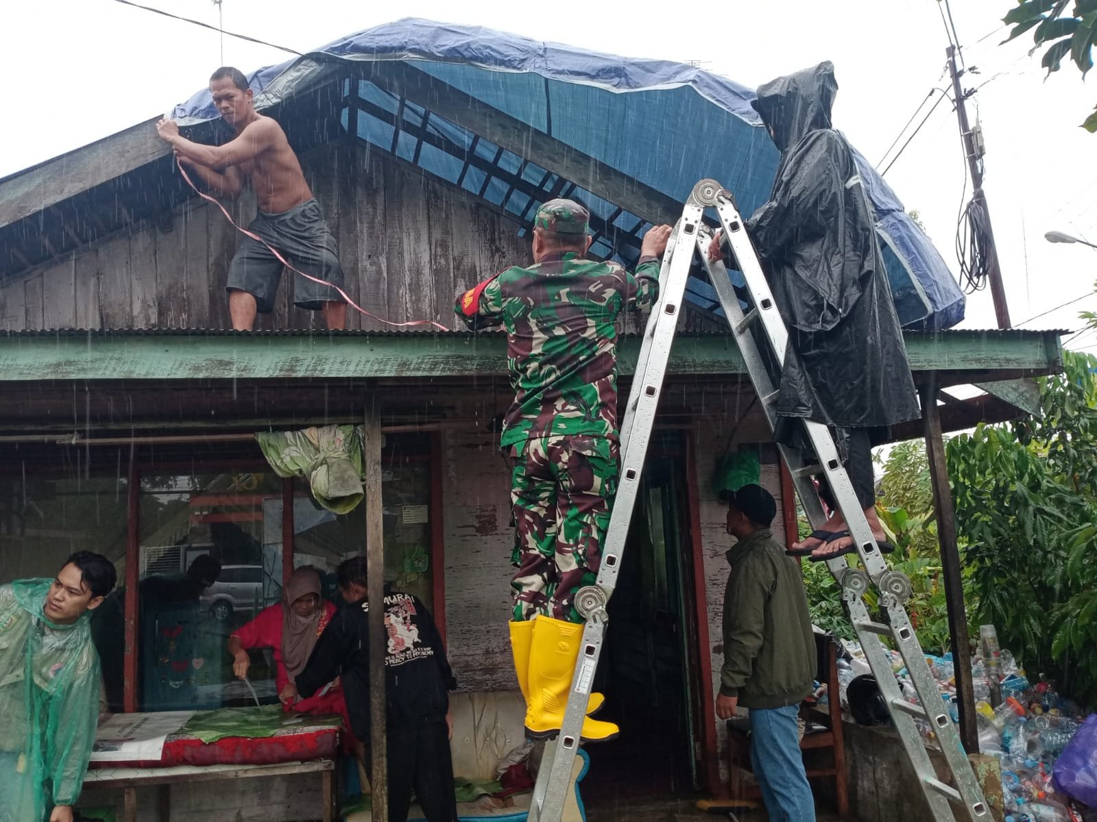 Atap Rumah Milik Muhammad Yusuf Diterjang Angin, Untuk Sementara Ditutup Dengan Terpal