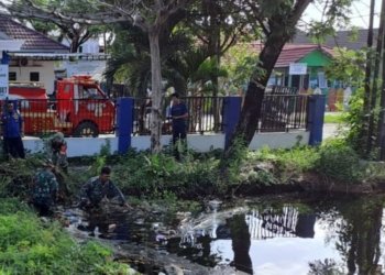 Koramil Gambut Ajak Pemerintah Dan Warga Bersihkan Aliran Sungai Tertutup Sampah