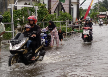 Air Sudah Mulai Menggenangi Jalan Melati Martapura, Motor Pengendara Mati Akibat Trubus Banjir