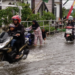 Air Sudah Mulai Menggenangi Jalan Melati Martapura, Motor Pengendara Mati Akibat Trubus Banjir