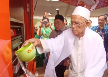 Anggota DPR RI Syifullah Tamliha Serahkan 2 Mobil Dan Bantaun Lainnya Kepada Pemerintah Dan Warga Kabupaten Banjar