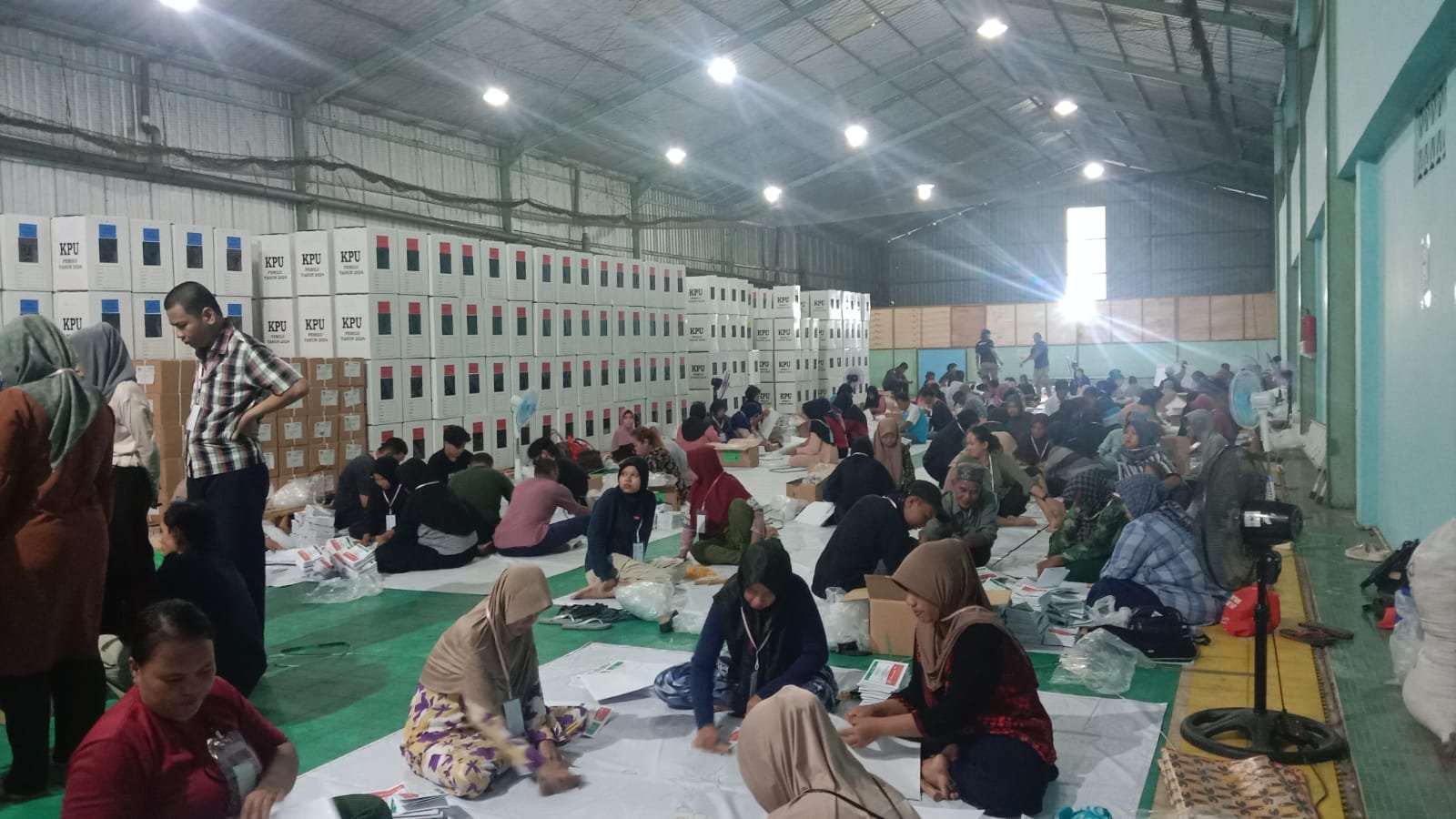 KPU Banjarbaru Mulai Melipat Surat Suara Pemilu 2024