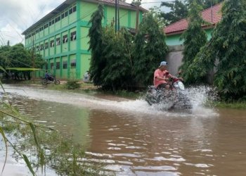 Dinas PUPRP Kabupaten Banjar Periksa Jalan Yang Sering Terendam Saat Hujan Deras Di Depan Ponpes Darul Hijrah Putera