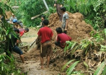 Jalan Desa Paramasan Atas Longsor Hingga Menutup Jalan