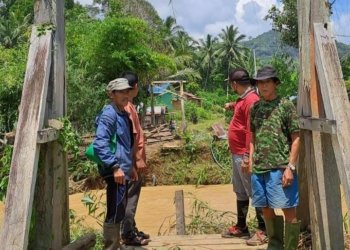 Hujan Lebat, Jembatan Desa Paramasan Bawah Putus