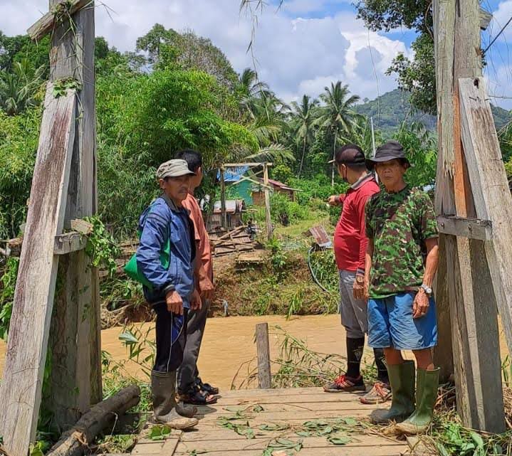 Hujan Lebat, Jembatan Desa Paramasan Bawah Putus